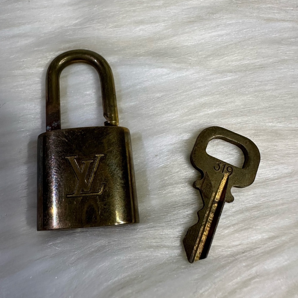 LOUIS VUITTON lock and key #319 - Picture 11 of 11